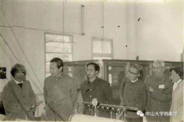  杨振宁参观中山大学物理系。图片来源：中山大学档案馆