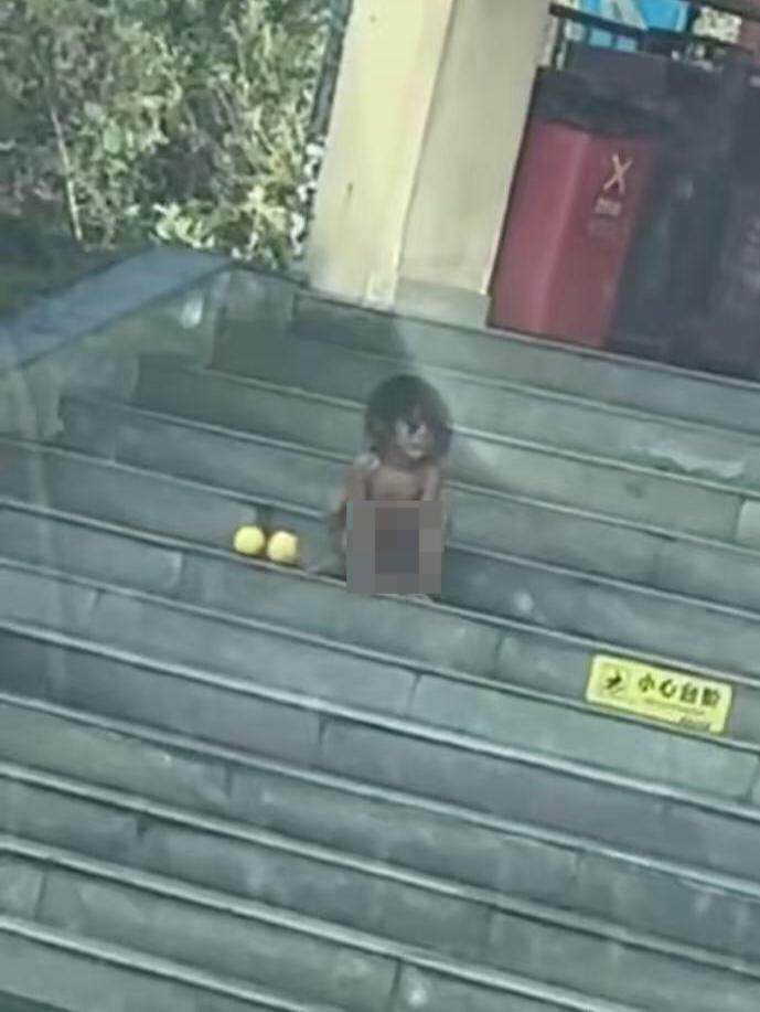 ▲孩子全身赤裸，模仿动物蹲伏的动作 视频截图