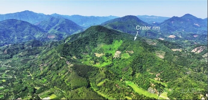 金林陨石坑航拍全景，展示碗状洼地形态 受访者供图