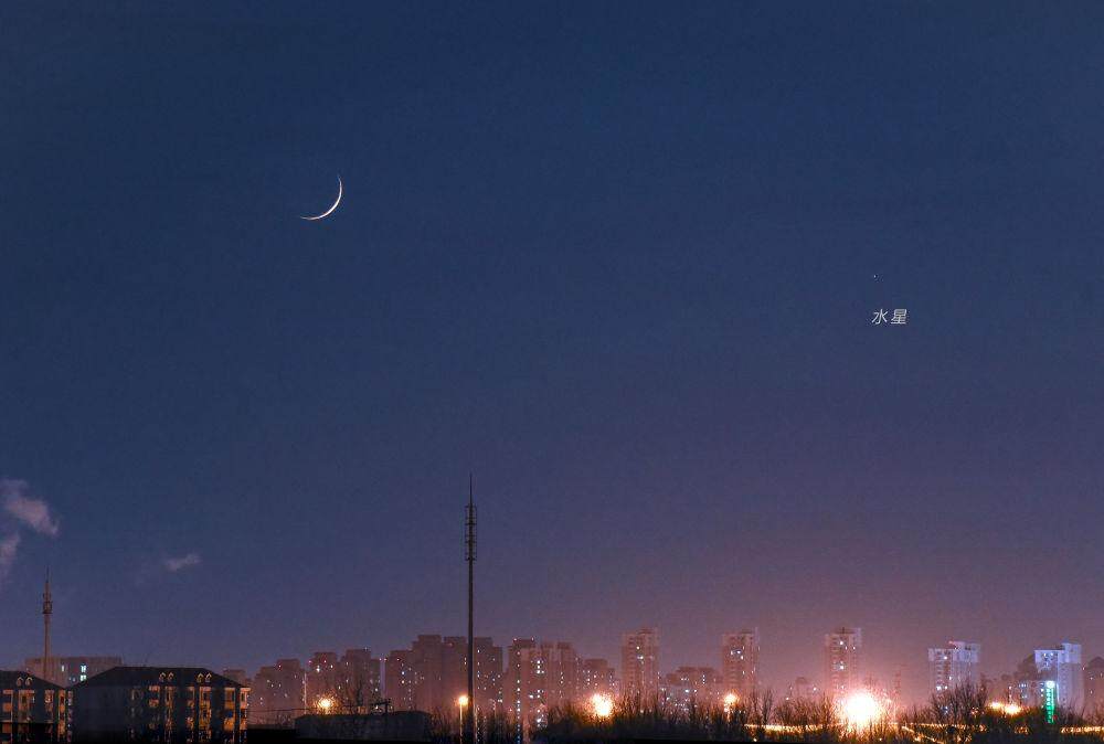 2022年1月7日水星东大距，这是同年1月4日在天津东丽区拍摄的水星和月亮。（杨婧 摄）