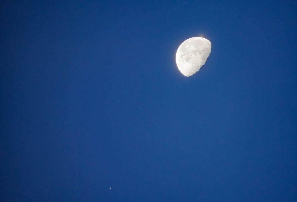2024年11月21日，在北京丰台区拍摄的火星（左下）伴月。（王俊峰 摄）