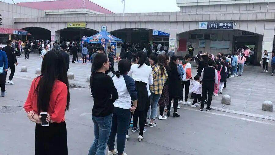  一高速公路服务区的女厕所外排起了超长队伍（资料图）。图据网络