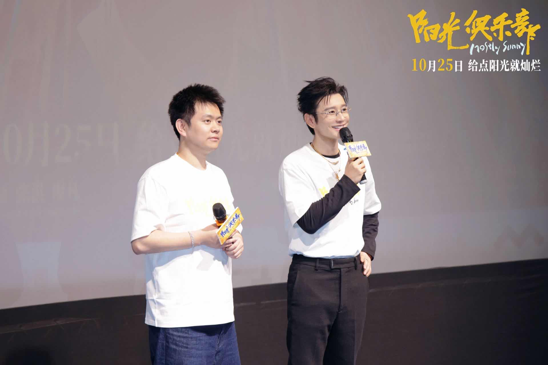  导演魏书均（左）与演员黄晓明