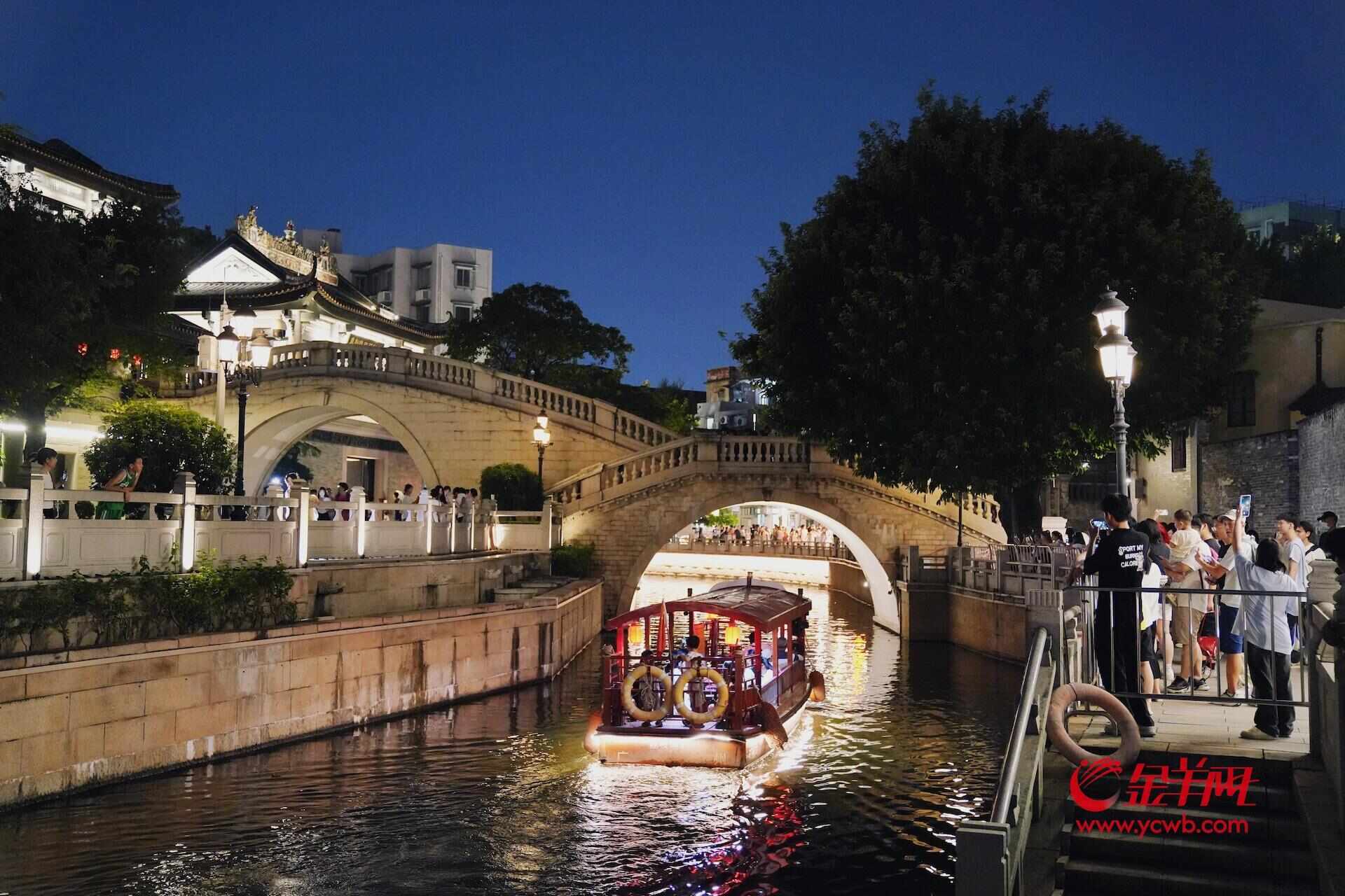 夜色下，游船经过永庆坊月亮桥