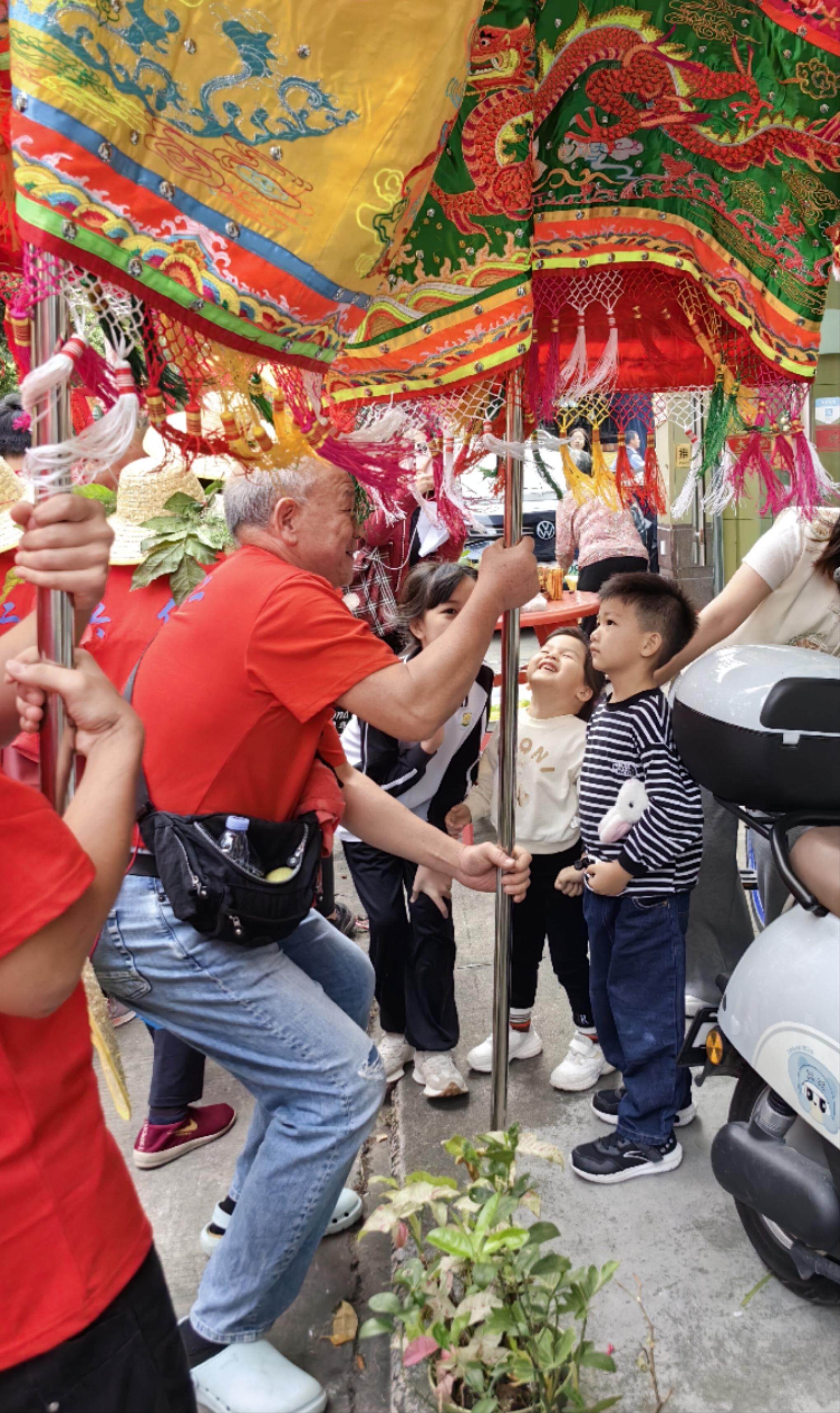 罗伞在孩子们头顶轻盈旋转。  罗伞在孩子们头顶轻盈旋转。