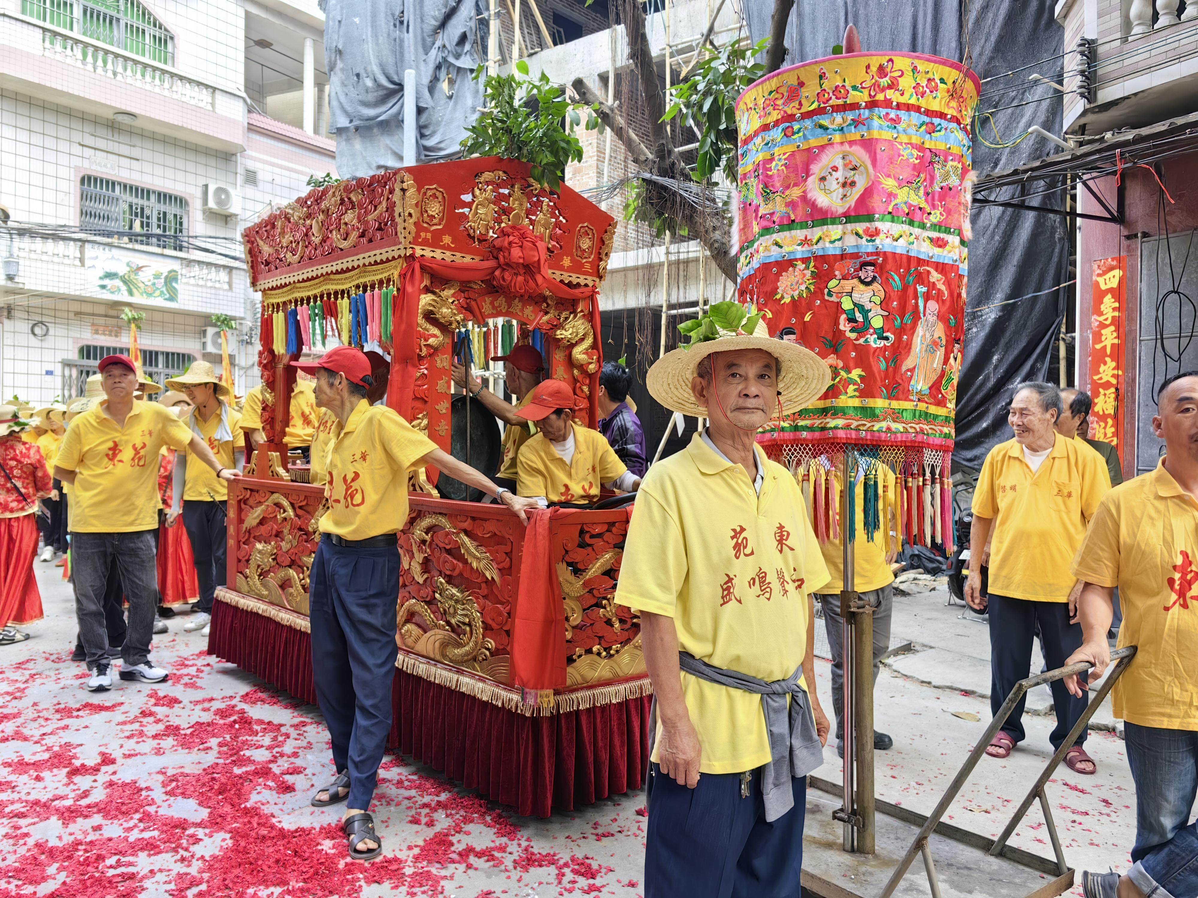 八音锣鼓柜与华丽的罗伞相匹配  八音锣鼓柜与华丽的罗伞相匹配