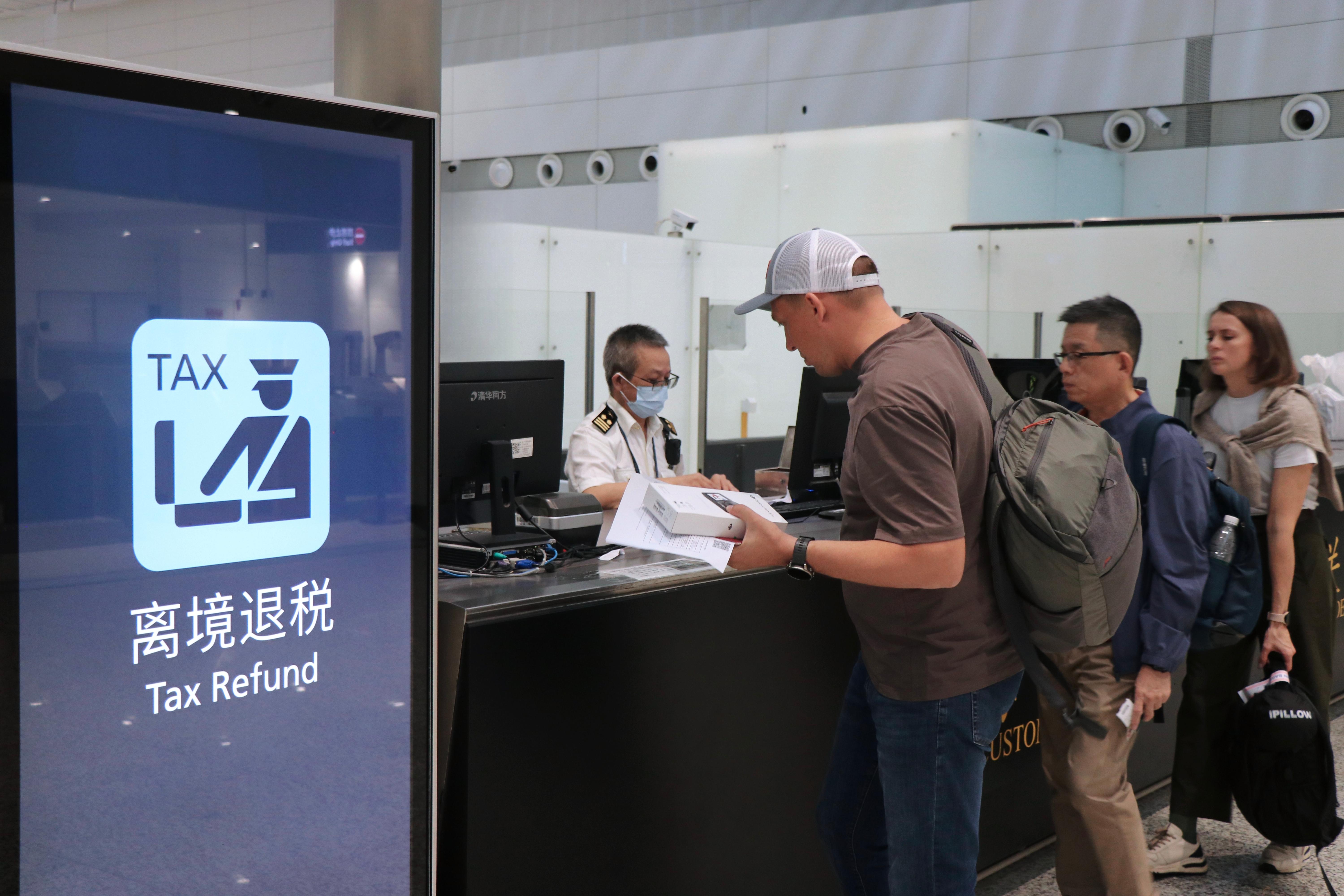 广州海关所属广州白云机场海关关员在出境申报台为出境旅客办理离境退税验核业务