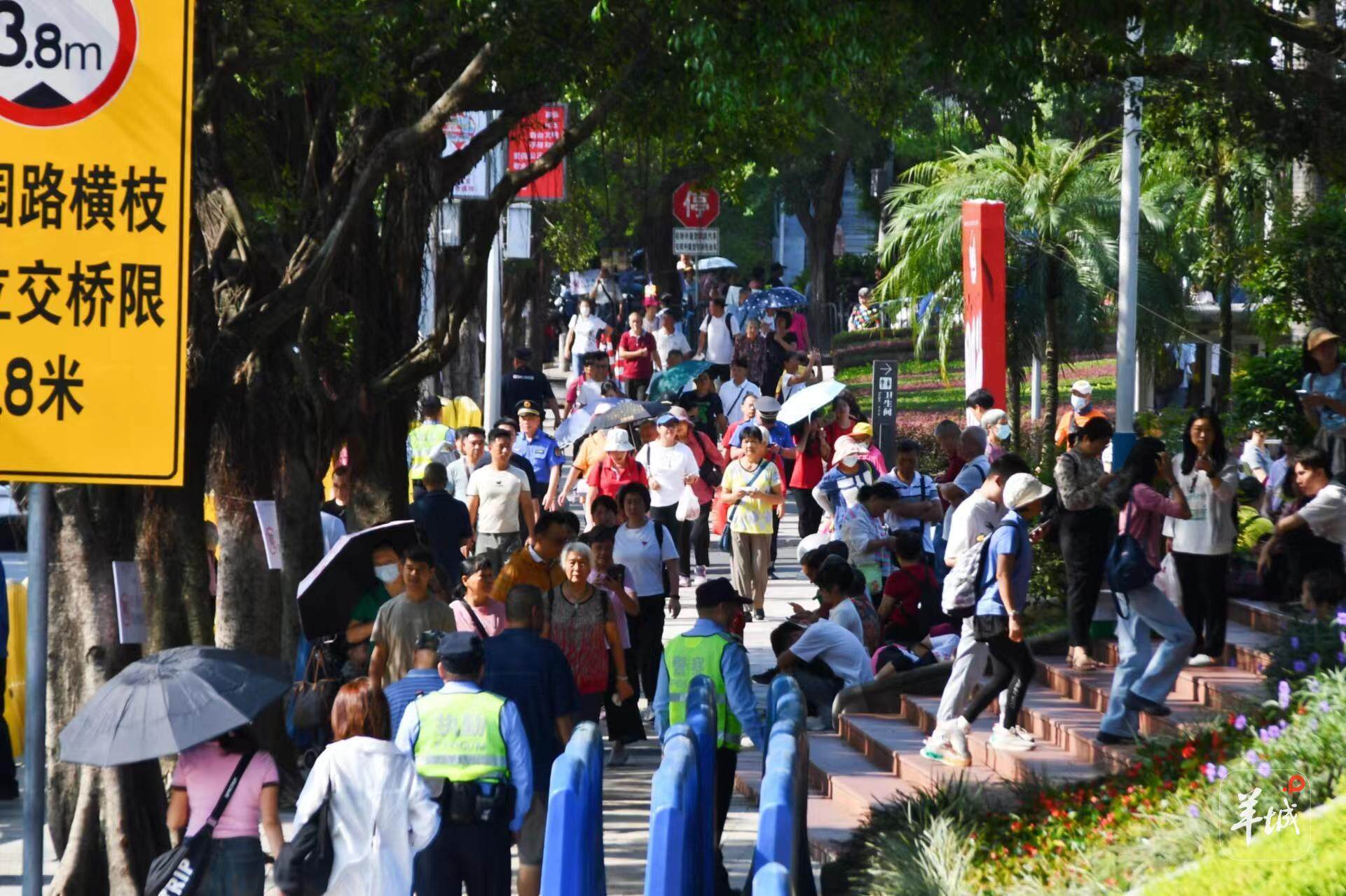  往年重阳节白云山上下客流如织，人们带着笑颜，祈愿步步高升、时来运转。羊城晚报记者 孙牧 摄