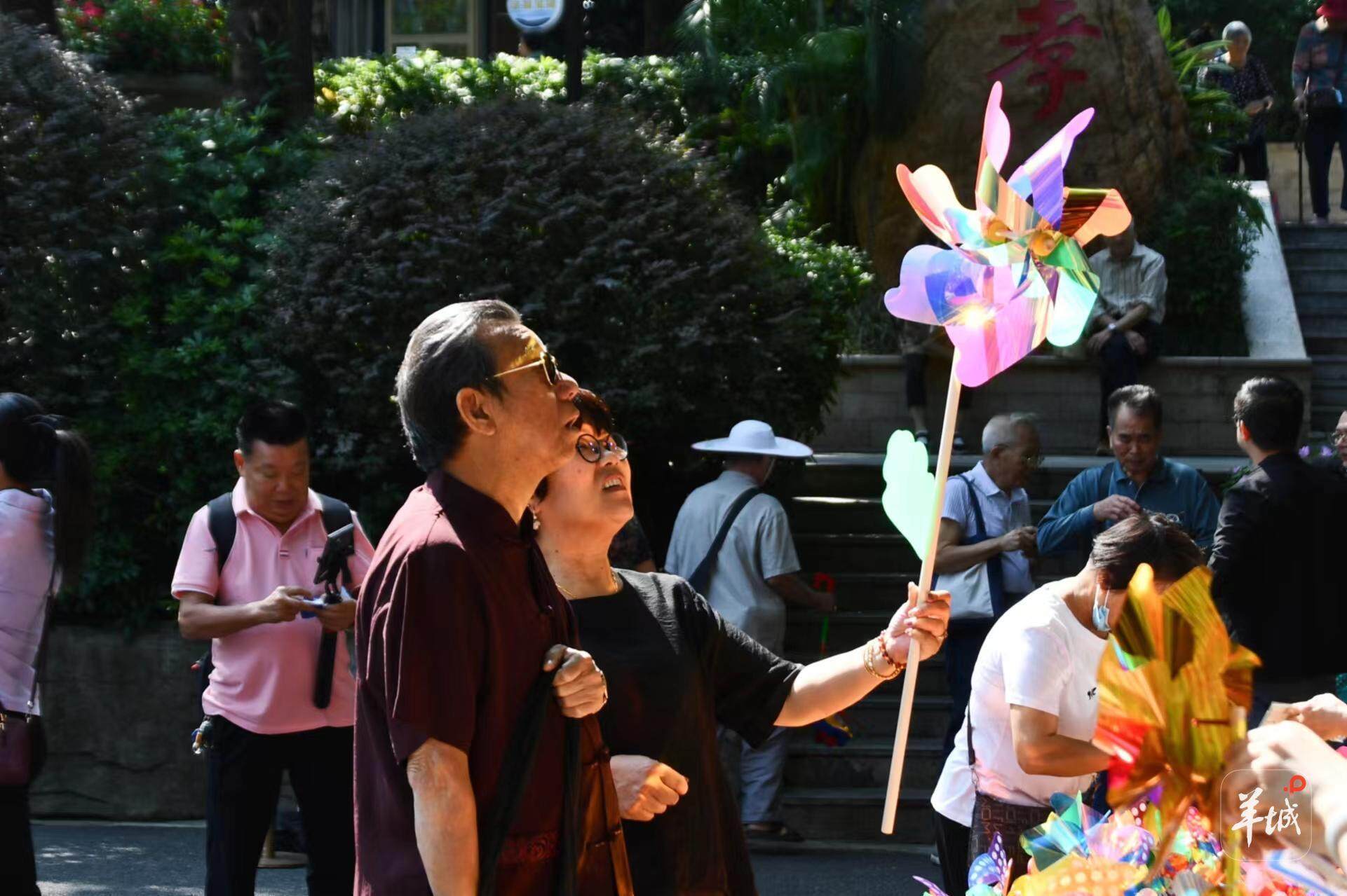  往年重阳节白云山上下客流如织，人们带着笑颜，祈愿步步高升、时来运转。羊城晚报记者 孙牧 摄