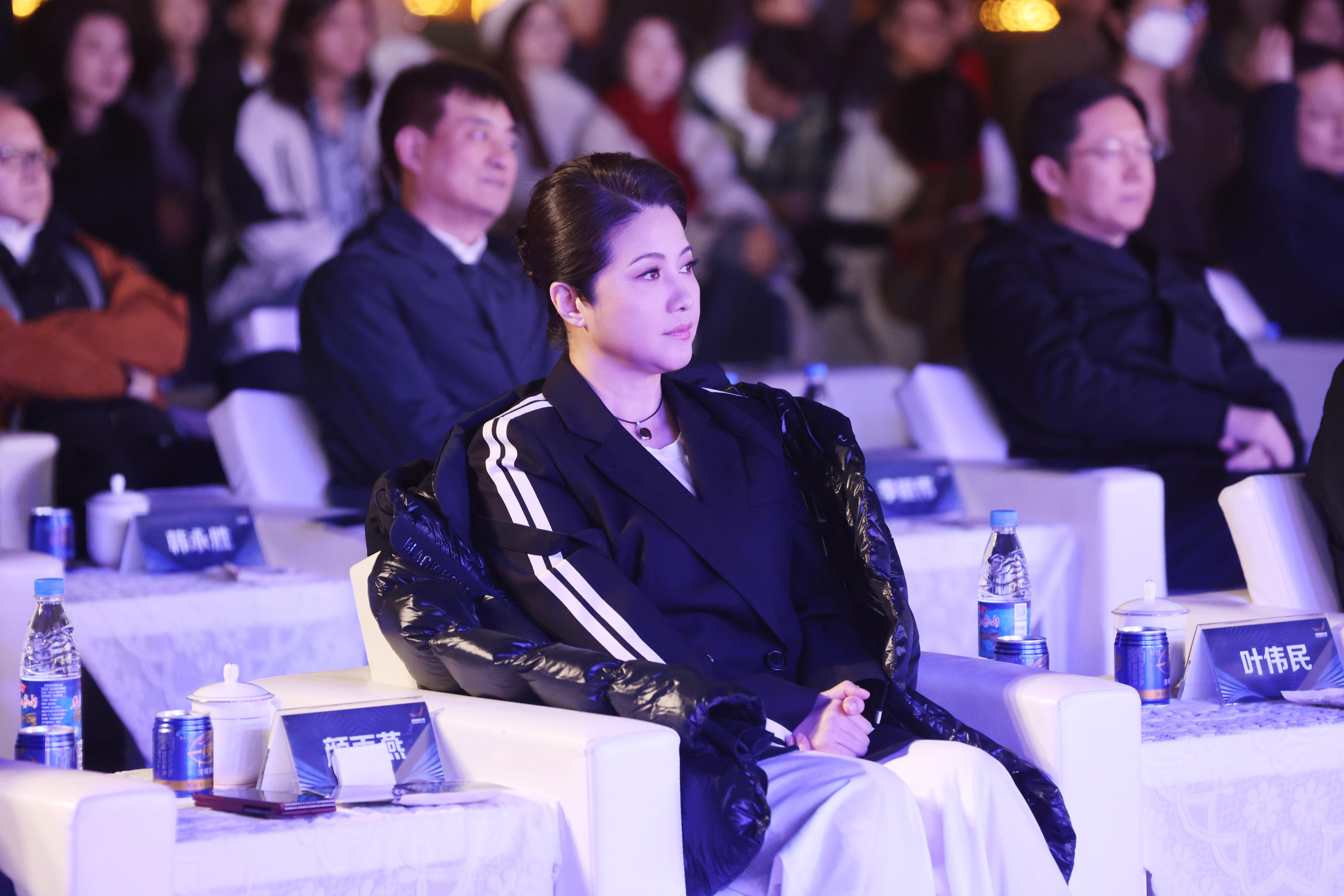 评委席上的颜丙燕