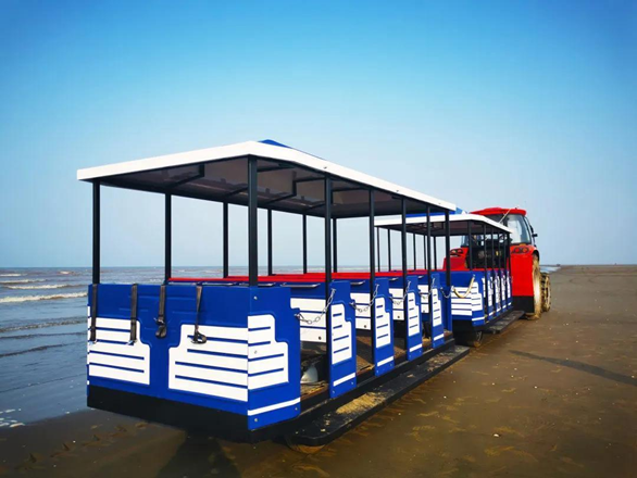  景区的观光小火车 图源江苏黄金海滩景区