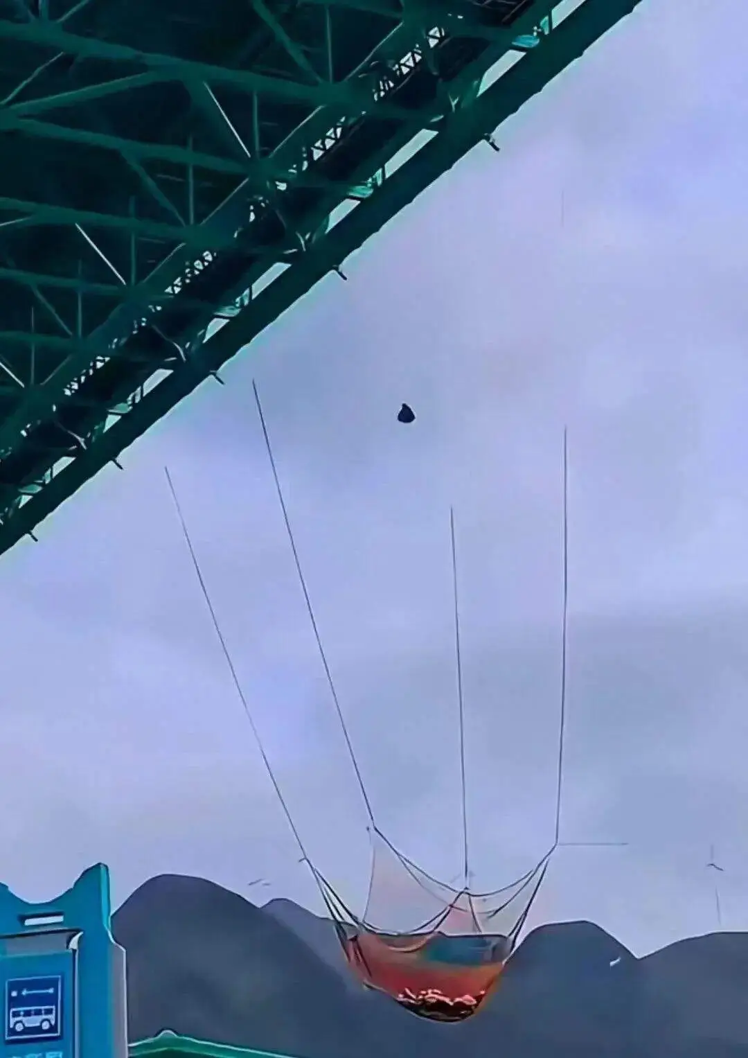 贵州花江峡谷大桥的“无绳蹦极”