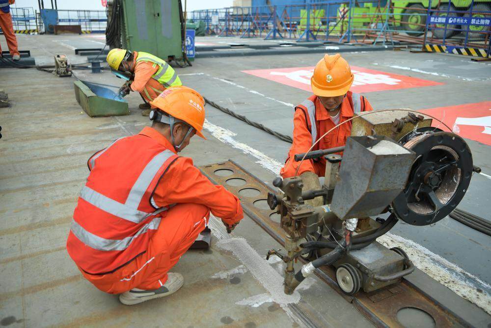  香山大桥合龙段焊接施工现场。通讯员刘庆君摄