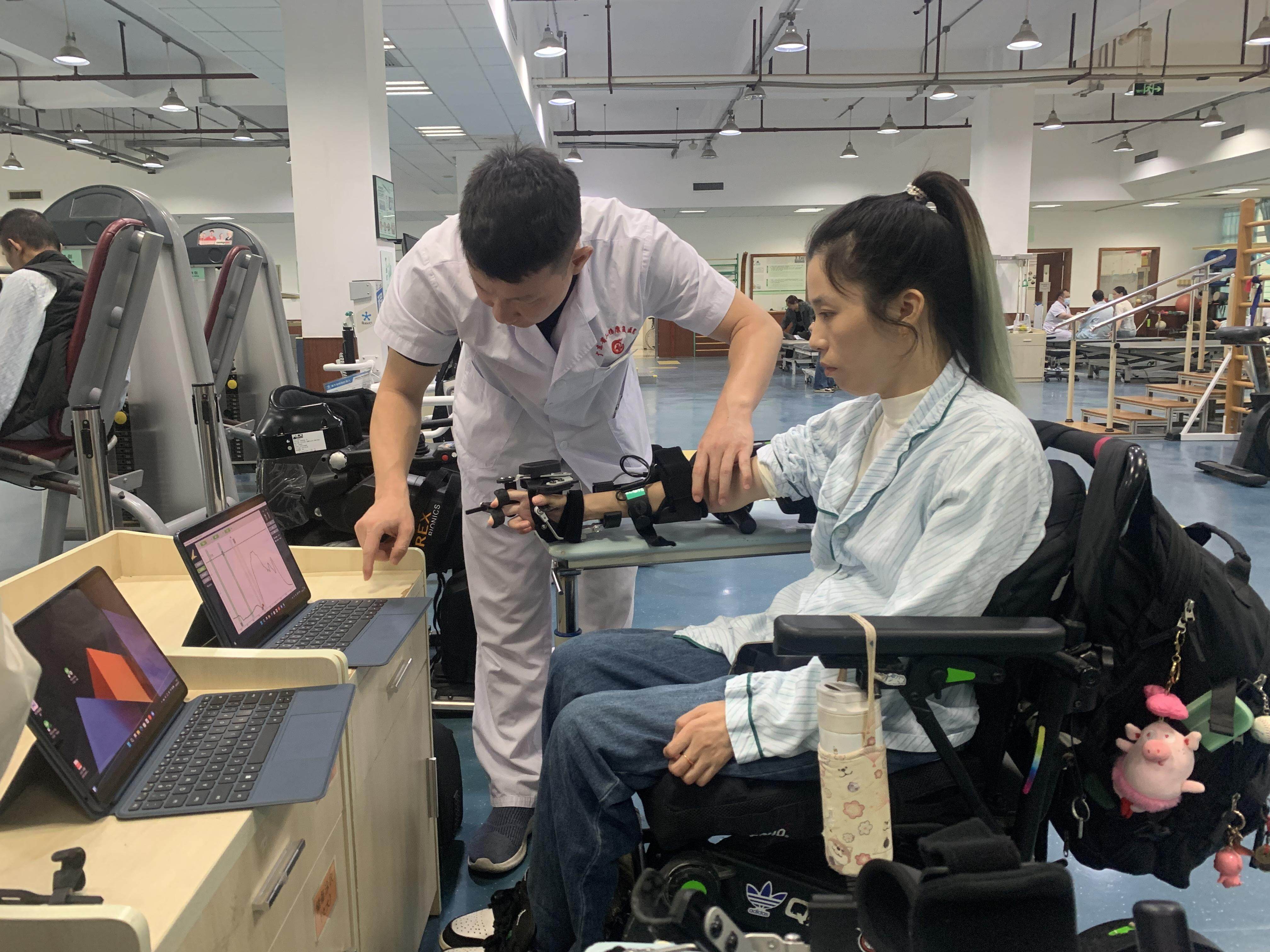 熊愿在为红梅开展物理治疗 图/朱嘉乐 徐沁莹