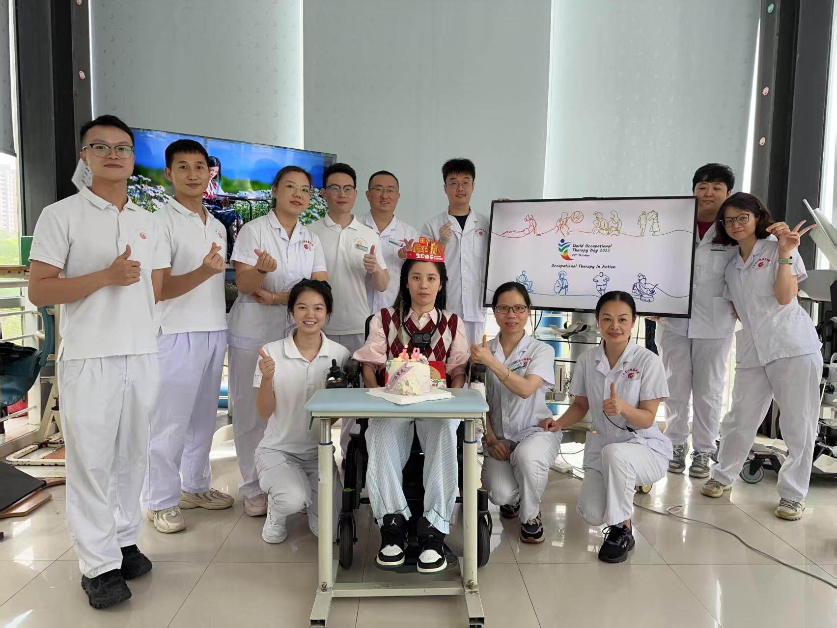 红梅与医护团队（部分）合影