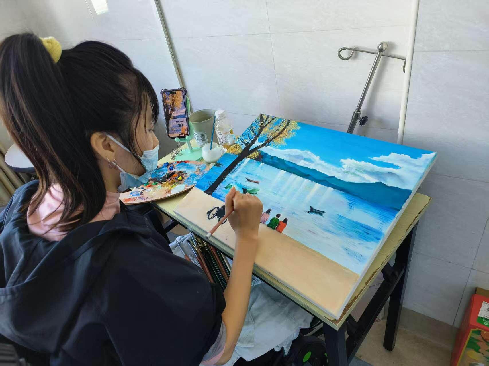 云南是红梅想和小姐妹去的地方，因此她画下了那里的风景