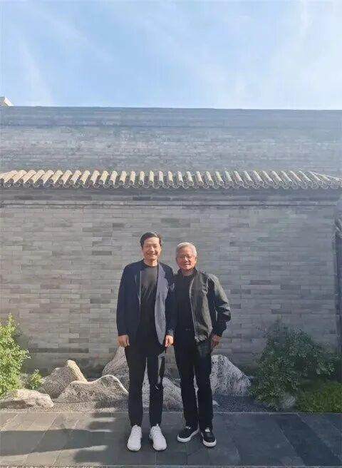 黄仁勋与雷军的两张合影被发布在社交媒体