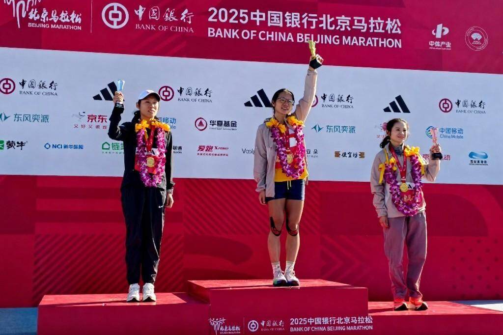 国内女子组前三名,从左至右:周霞 黄雪梅 丁常琴  国内女子组前三名,从左至右:周霞 黄雪梅 丁常琴