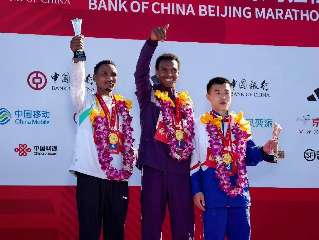 男子组前三名,从左至右:德萨雷恩·吉尔马·德贝尔 雷米·贝尔哈努·哈耶尔 韩日龙 男子组前三名,从左至右:德萨雷恩·吉尔马·德贝尔 雷米·贝尔哈努·哈耶尔 韩日龙