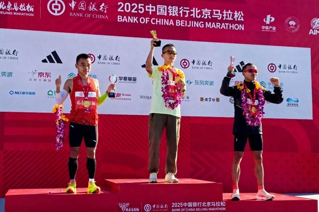 国内男子组前三名,从左至右:杨春龙 李大林 杨章兴  国内男子组前三名,从左至右:杨春龙 李大林 杨章兴