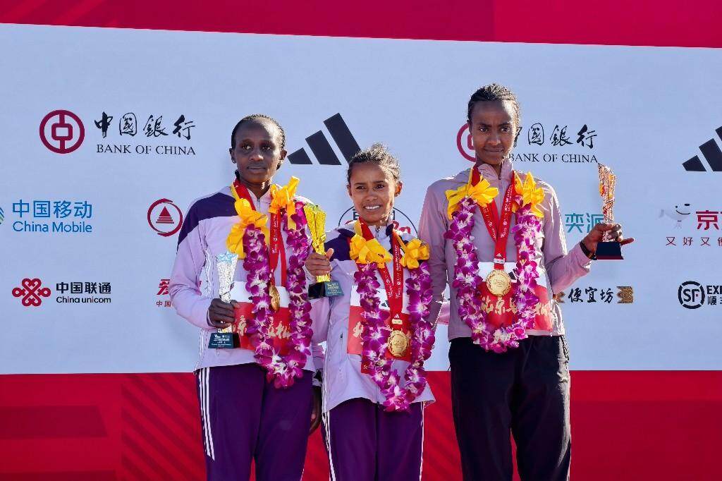 女子组前三名,从左至右:玛丽昂·杰普孔加·基博尔 安奇纳卢·德西·根纳赫 库夫图·塔希尔·达迪索  女子组前三名,从左至右:玛丽昂·杰普孔加·基博尔 安奇纳卢·德西·根纳赫 库夫图·塔希尔·达迪索