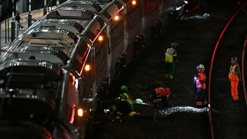  当地时间11月1日，英国一火车发生持刀行凶事件