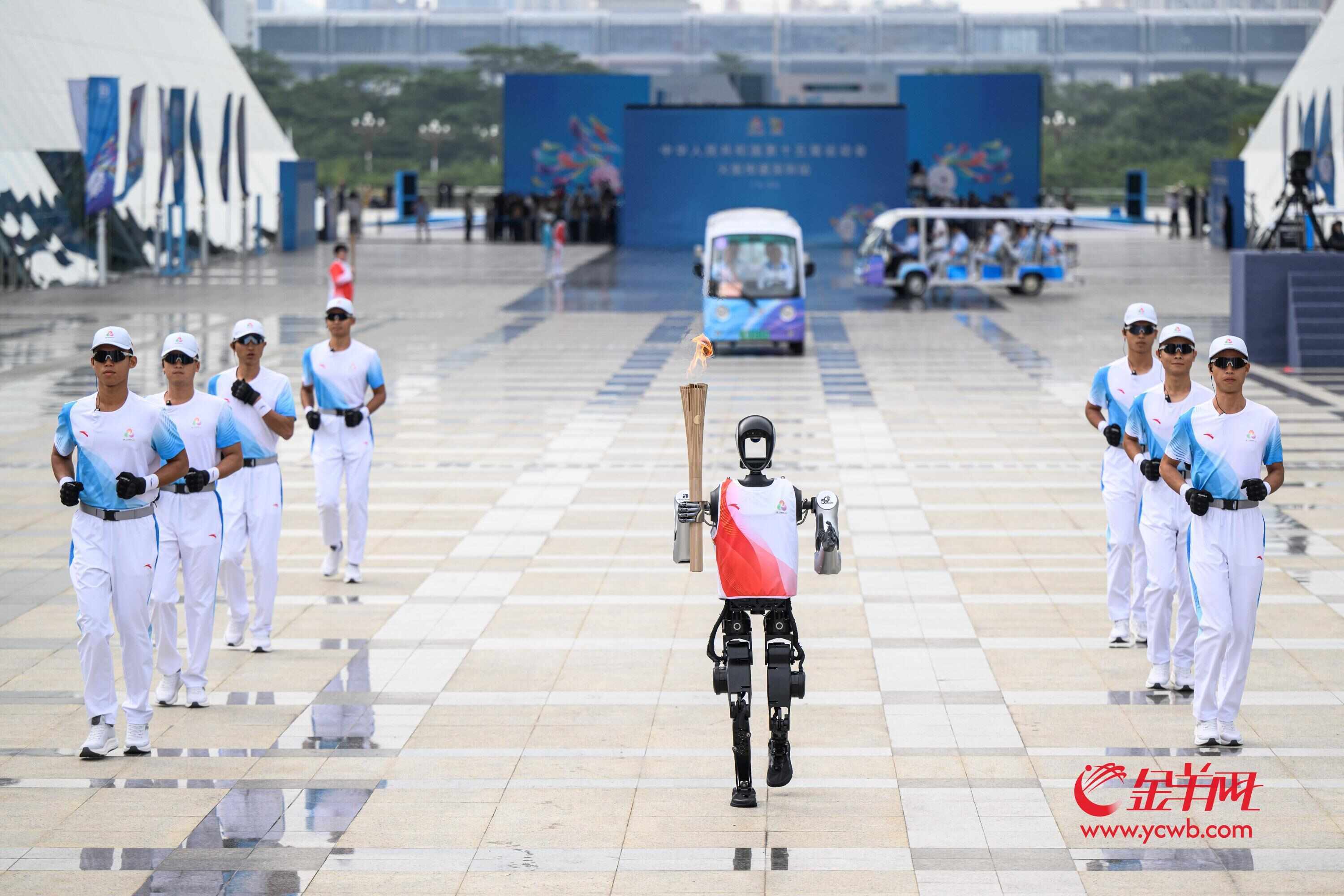 人形机器人“夸父”完成火炬传递任务。羊城晚报记者 钟振彬 摄