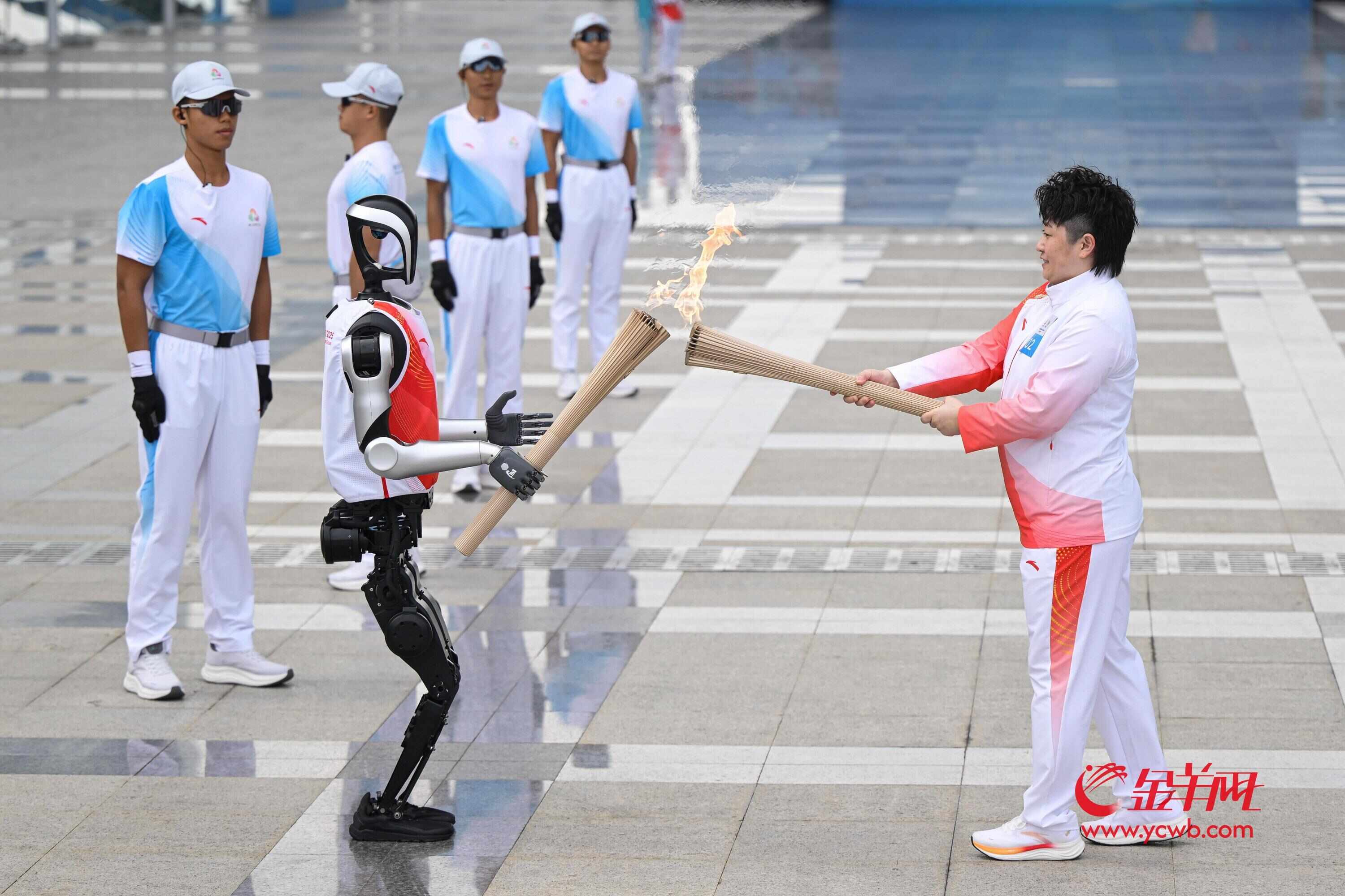 人形机器人“夸父”完成火炬传递任务。羊城晚报记者 钟振彬 摄