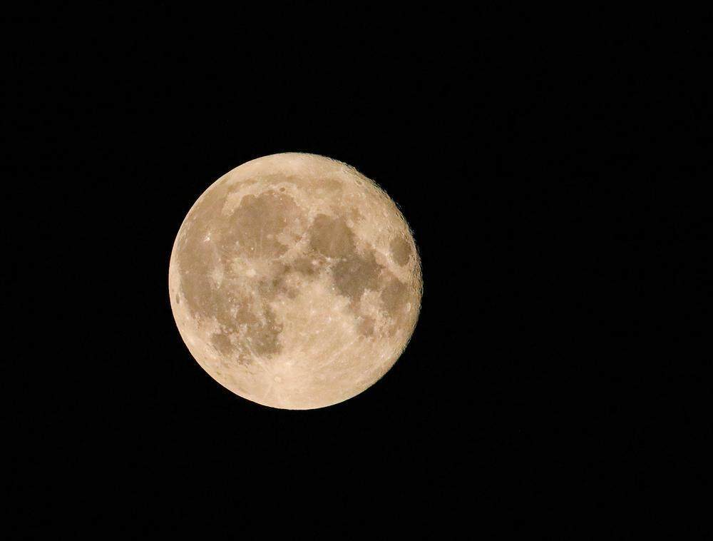 一轮满月。通讯员 李建基 摄  一轮满月。通讯员 李建基 摄