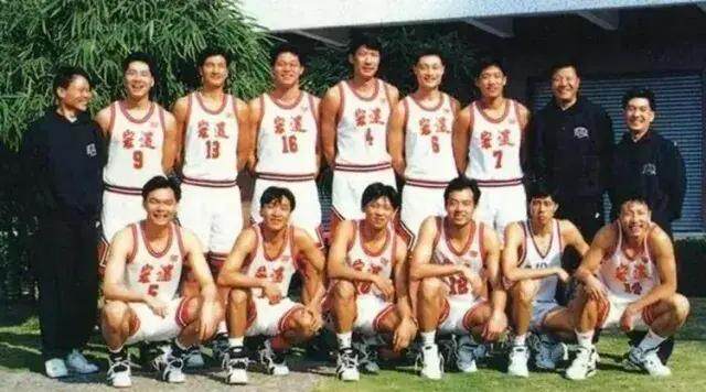  宏远篮球队合影