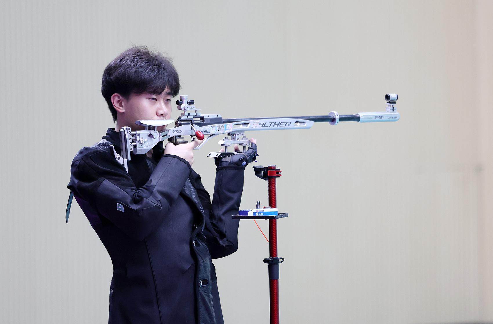  刘宇坤在50米步枪三姿项目中夺冠