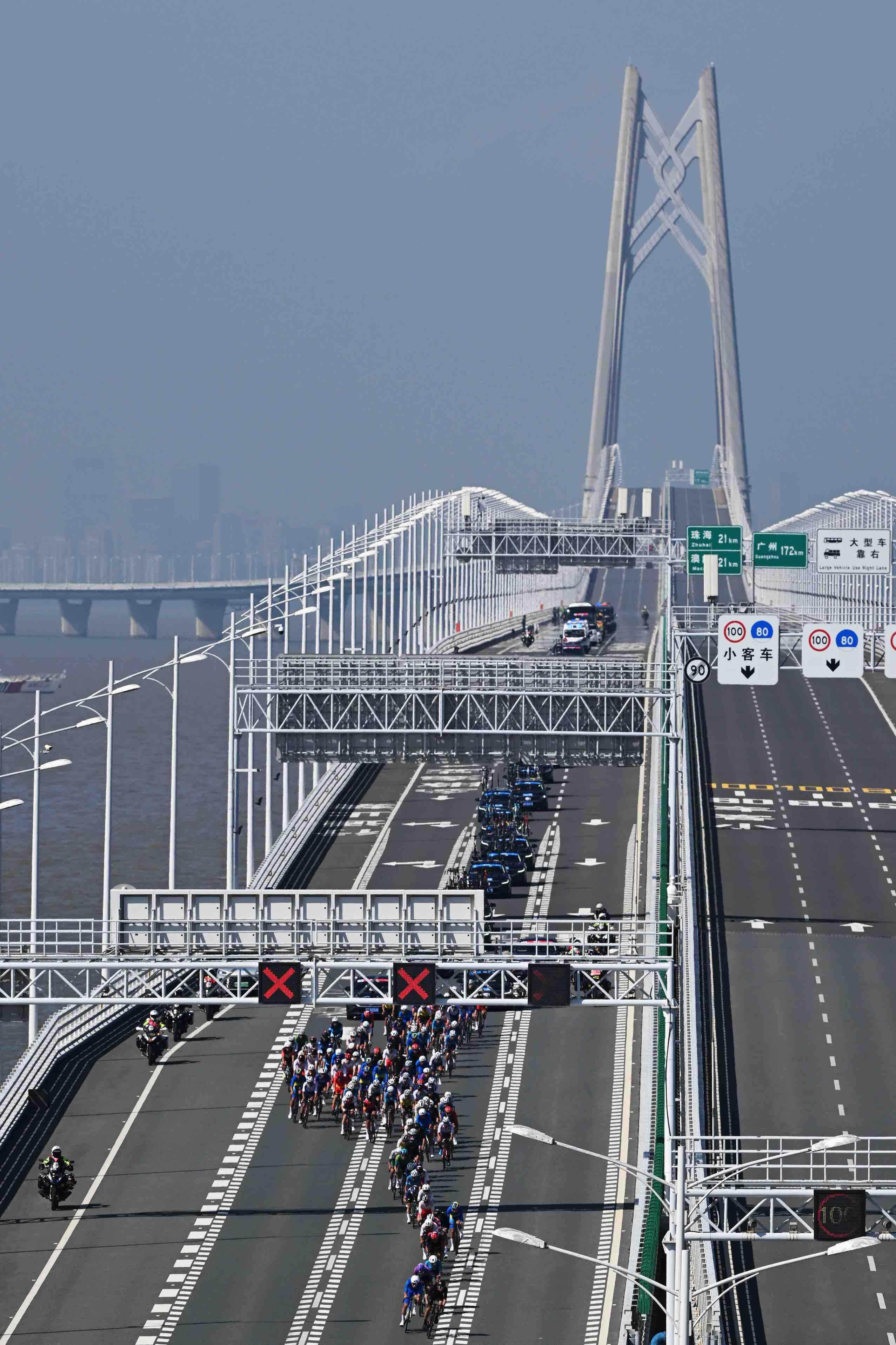  选手穿越港珠澳大桥 林桂炎 摄