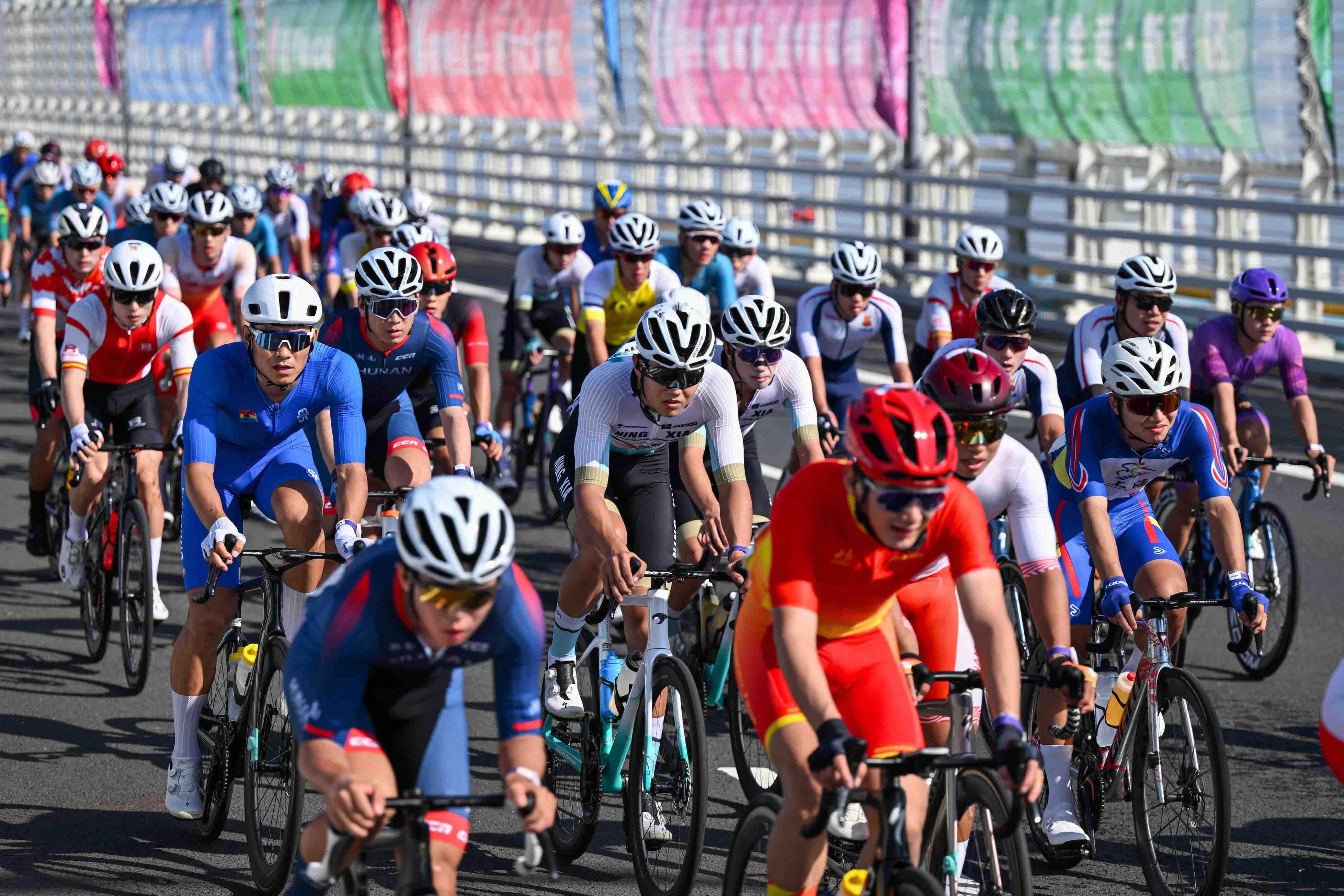  选手骑上澳门大桥 梁喻 摄