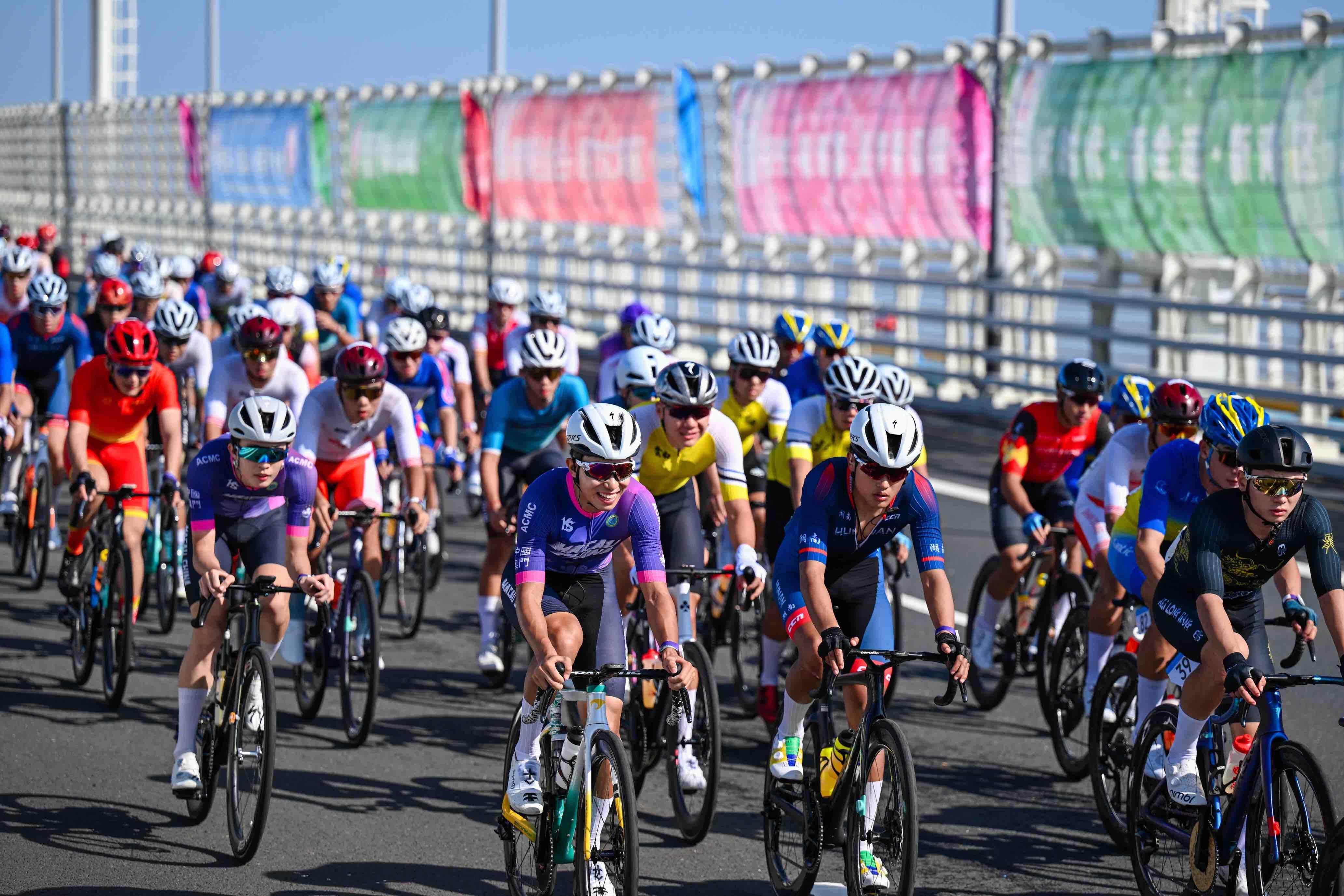  选手经过澳门大桥 梁喻 摄