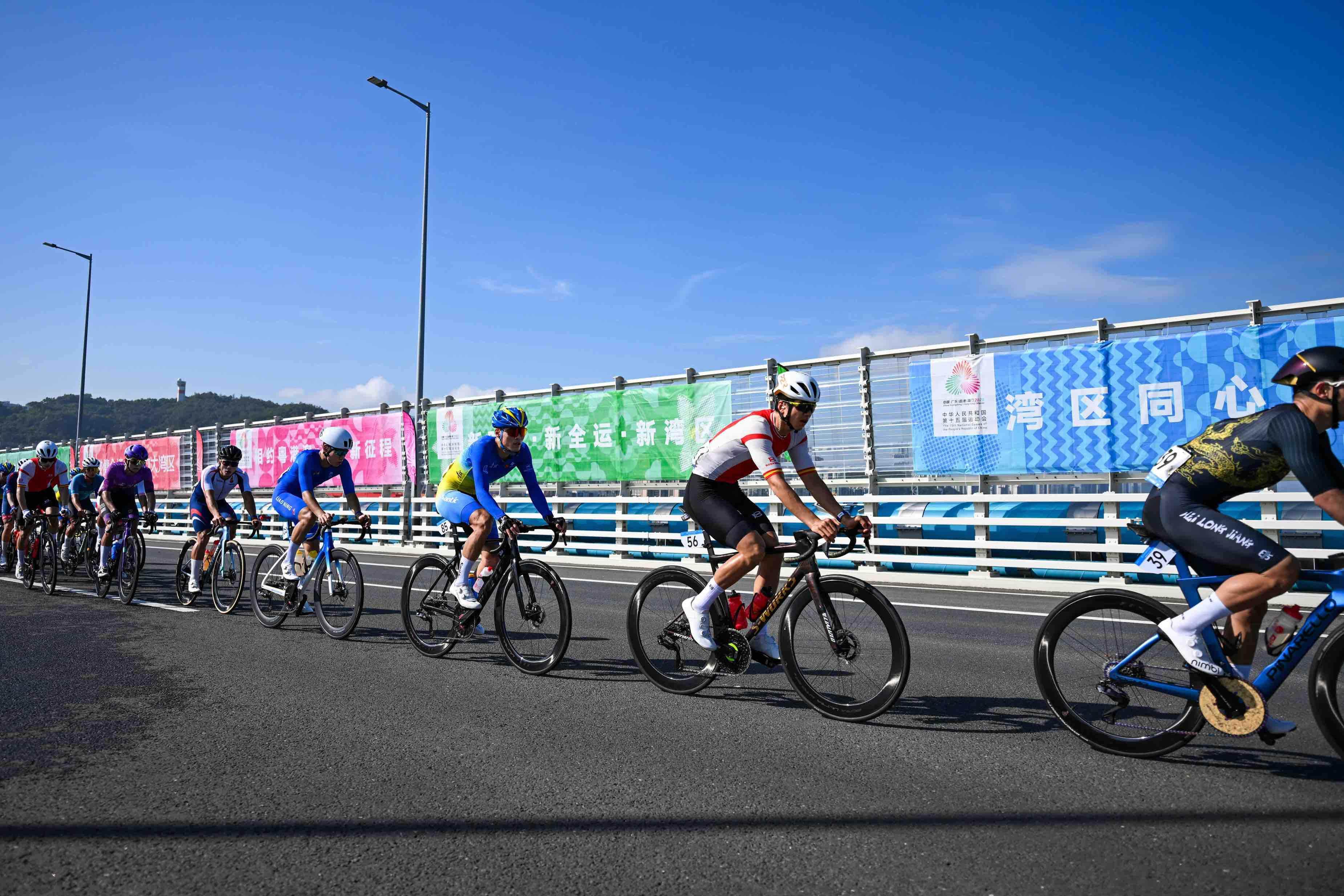  澳门大桥上挂放了“相约粤港澳 逐梦新征程”等标语  梁喻 摄