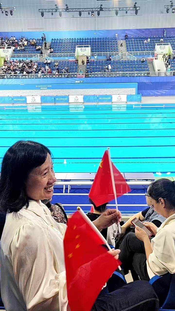  市民在广州奥体中心游泳馆观赛打卡 羊城晚报记者 刘星彤摄