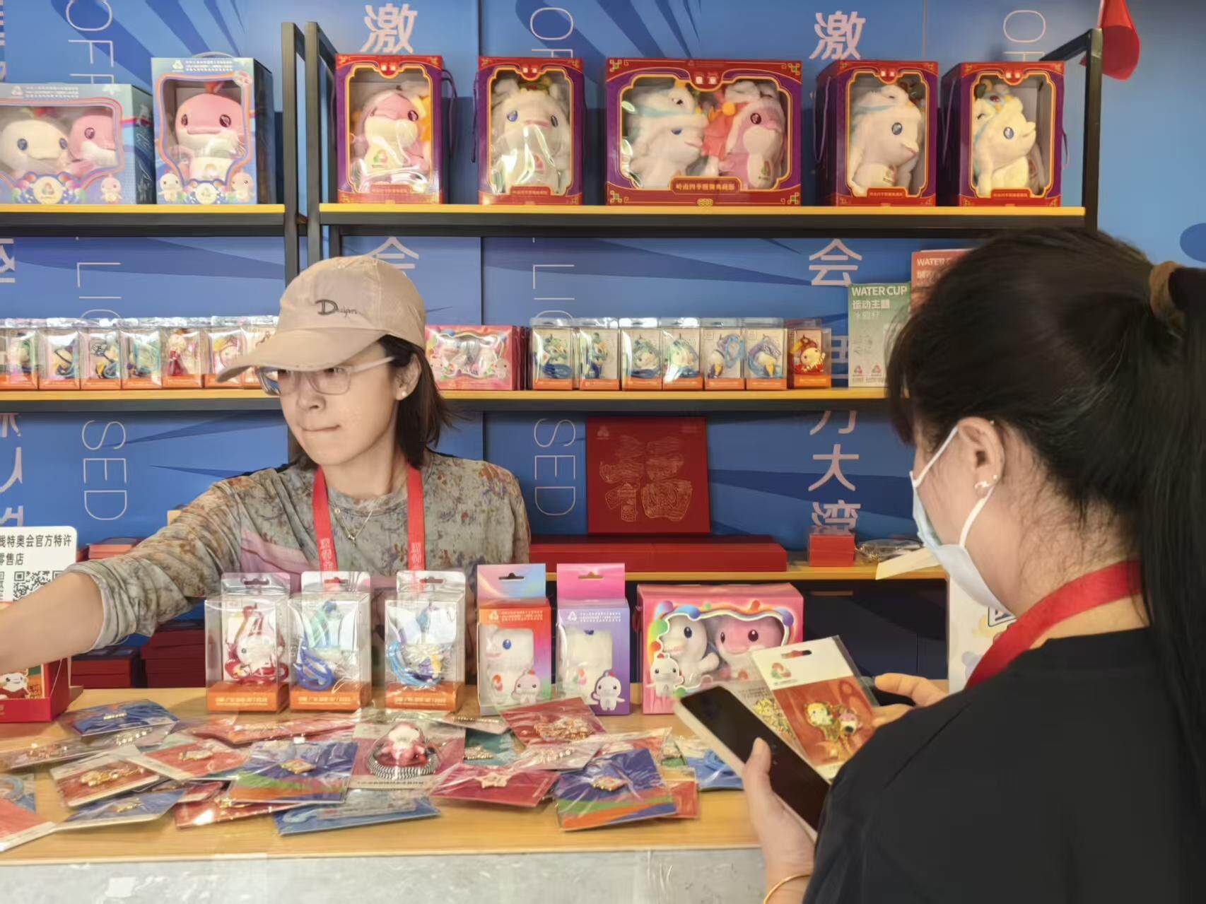  市民选购十五运文创产品 羊城晚报记者 刘星彤摄