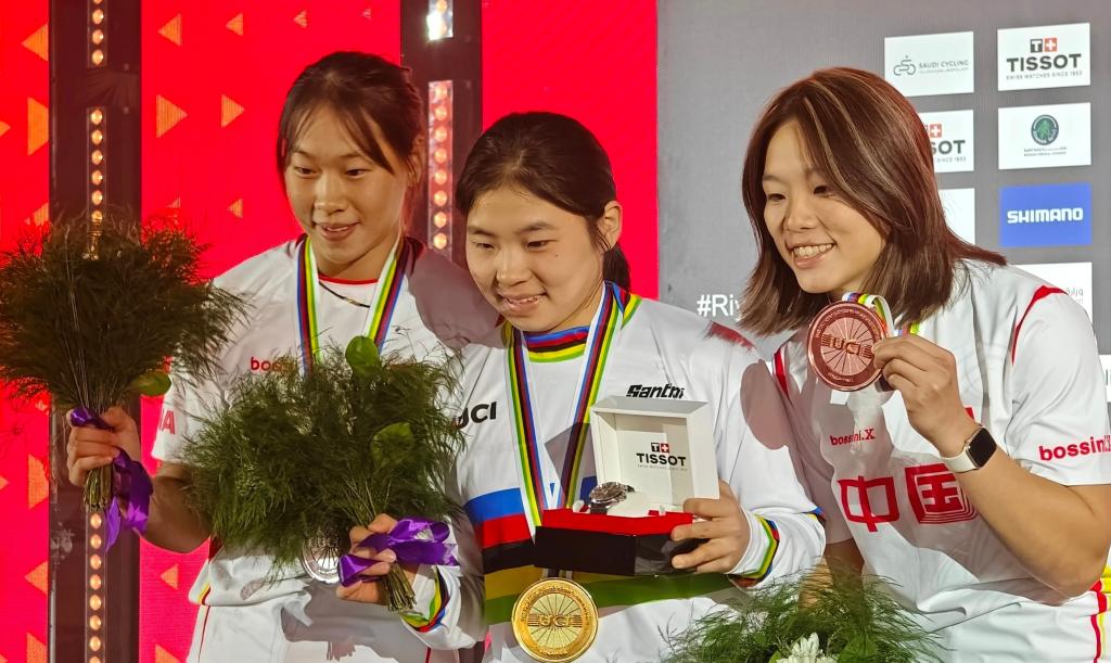 孙佳琪（左一）、孙思蓓（中）、范晓桐在领奖台上合影。图片来自中国自行车运动协会