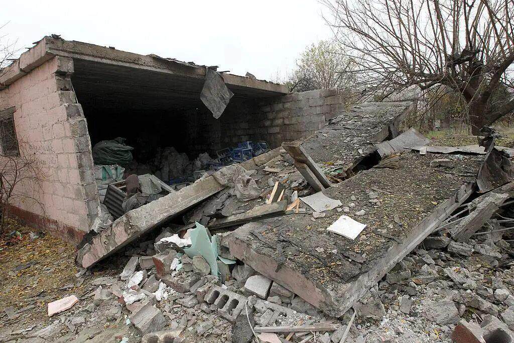  △乌克兰第聂伯罗彼得罗夫斯克州一处遇袭地点。图片来源：央视新闻客户端