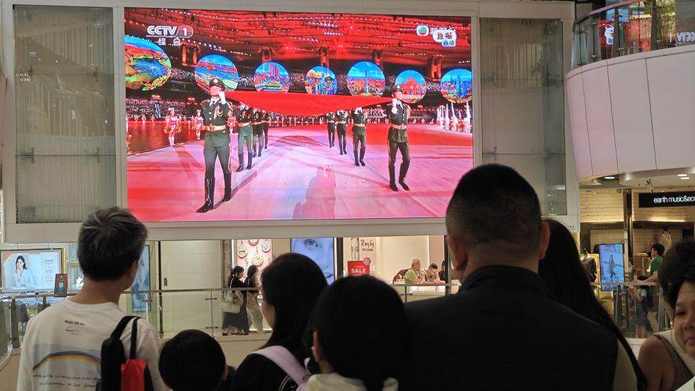  香港市民观看开幕式。新华社记者 陈铎 摄