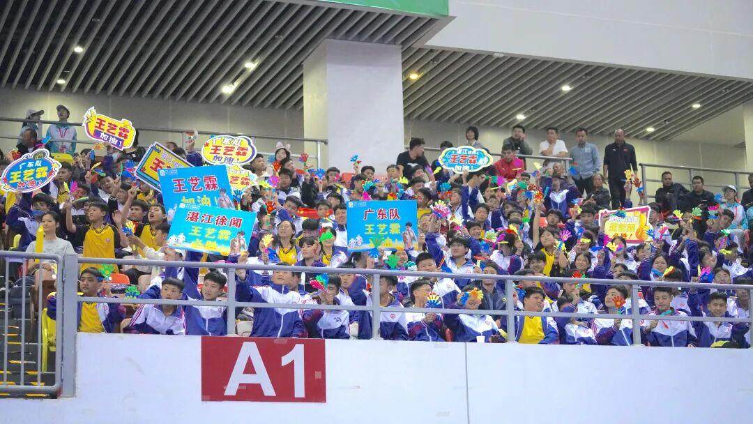  湛江市少林学校的200余名师生专程前来为他们的“大师兄”擂鼓助威