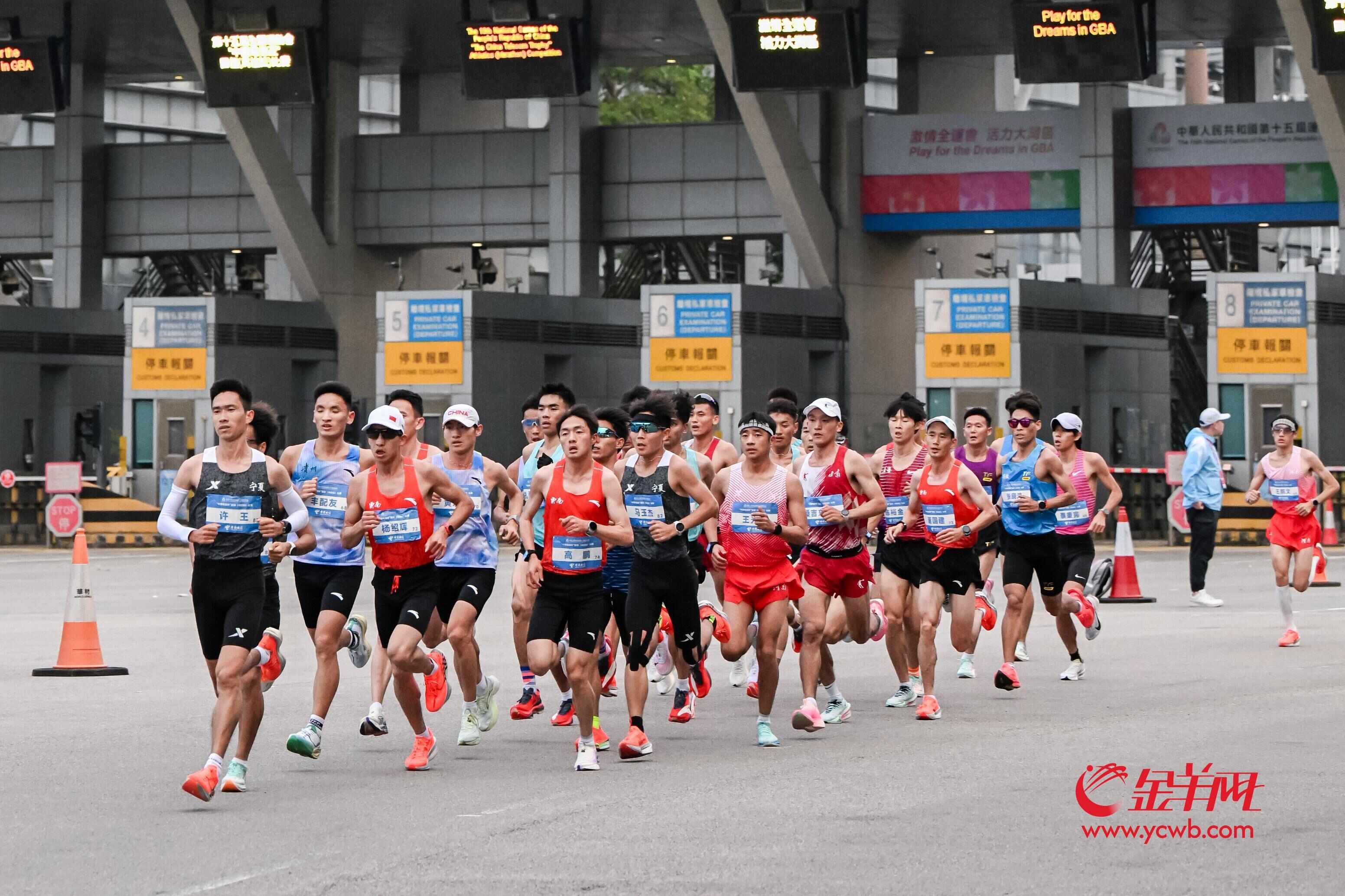 11月15日，十五运会田径（马拉松）项目开赛。早上7时10分左右，男子马拉松选手跑过深圳湾口岸，进入香港赛段。羊城晚报记者 梁喻 摄