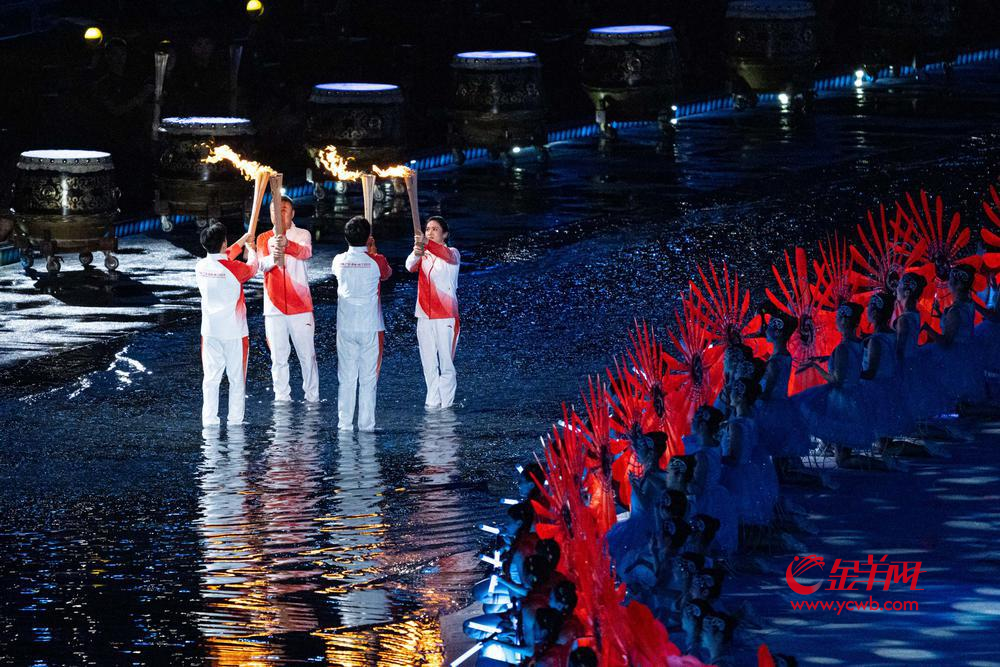 第十五届全运会场内火炬传递。羊城晚报记者 钟振彬 摄