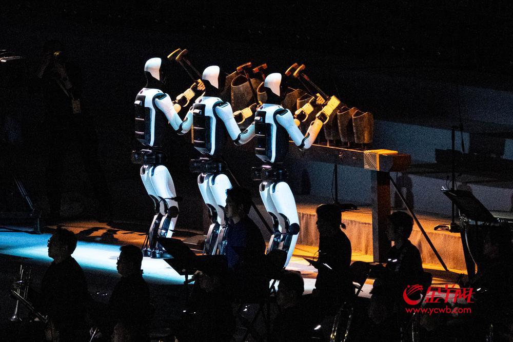 第十五届全运会文体表演，机器人敲击编钟。羊城晚报记者 钟振彬 摄