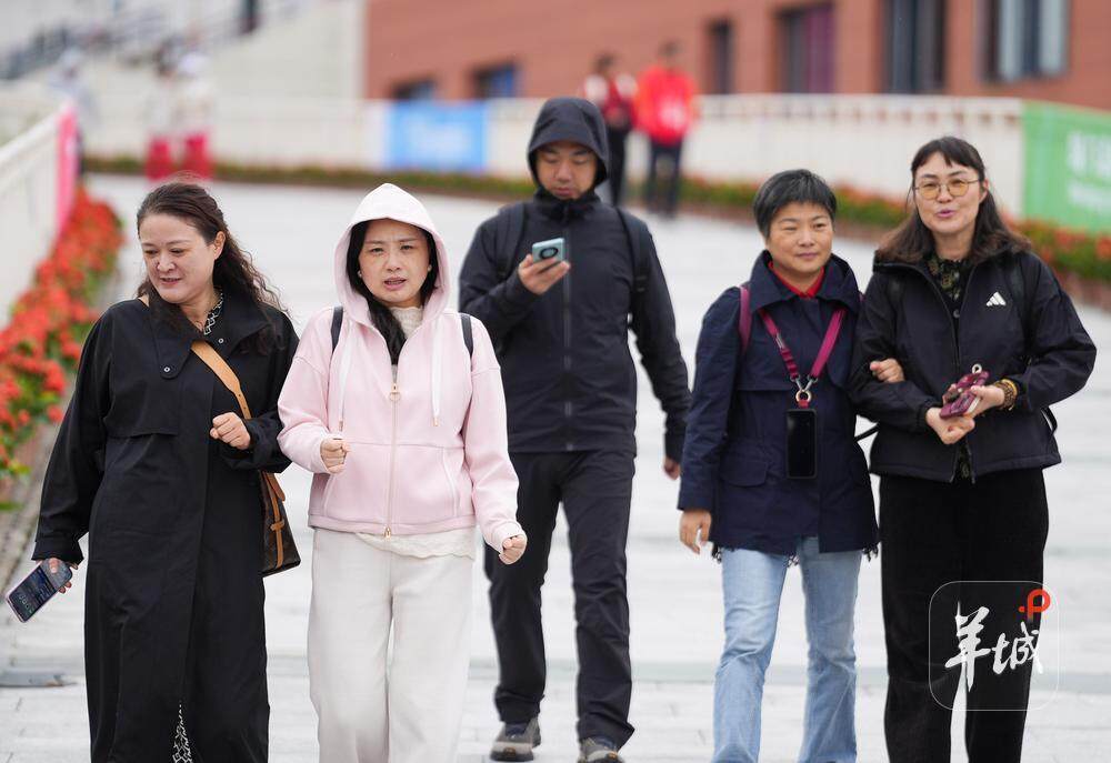 强冷空气影响下，广州市民穿厚衣出门