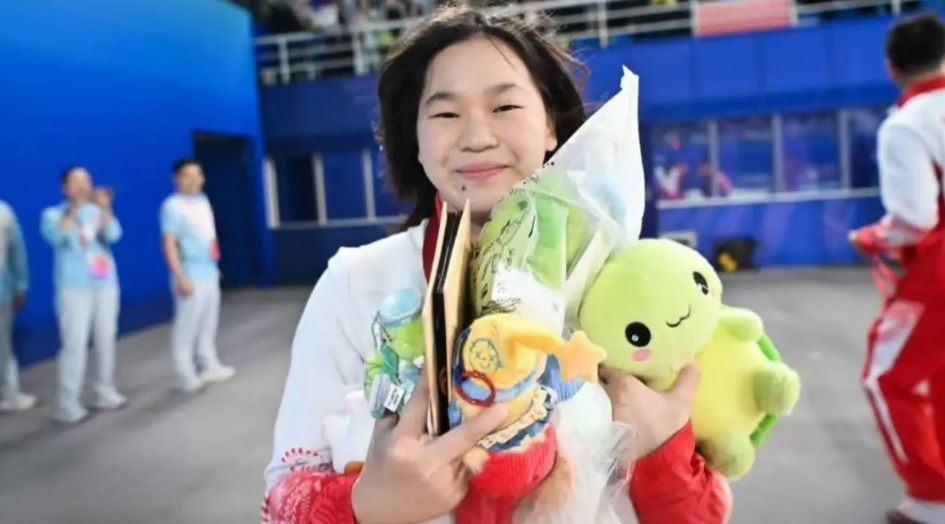 全红婵赛后收获许多玩偶，图源自网络