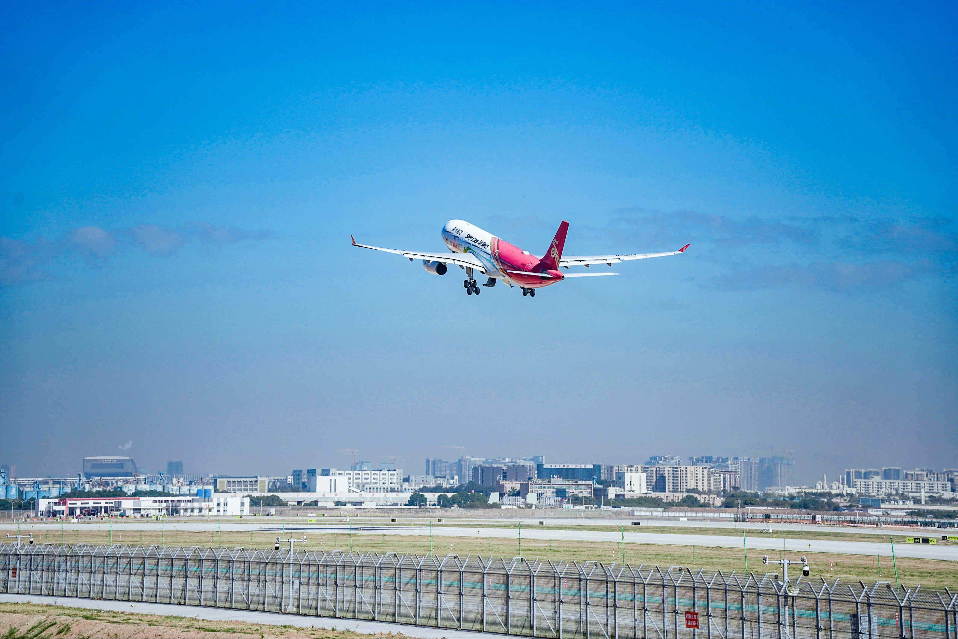 三跑道首架运营航班起飞 三跑道首架运营航班起飞