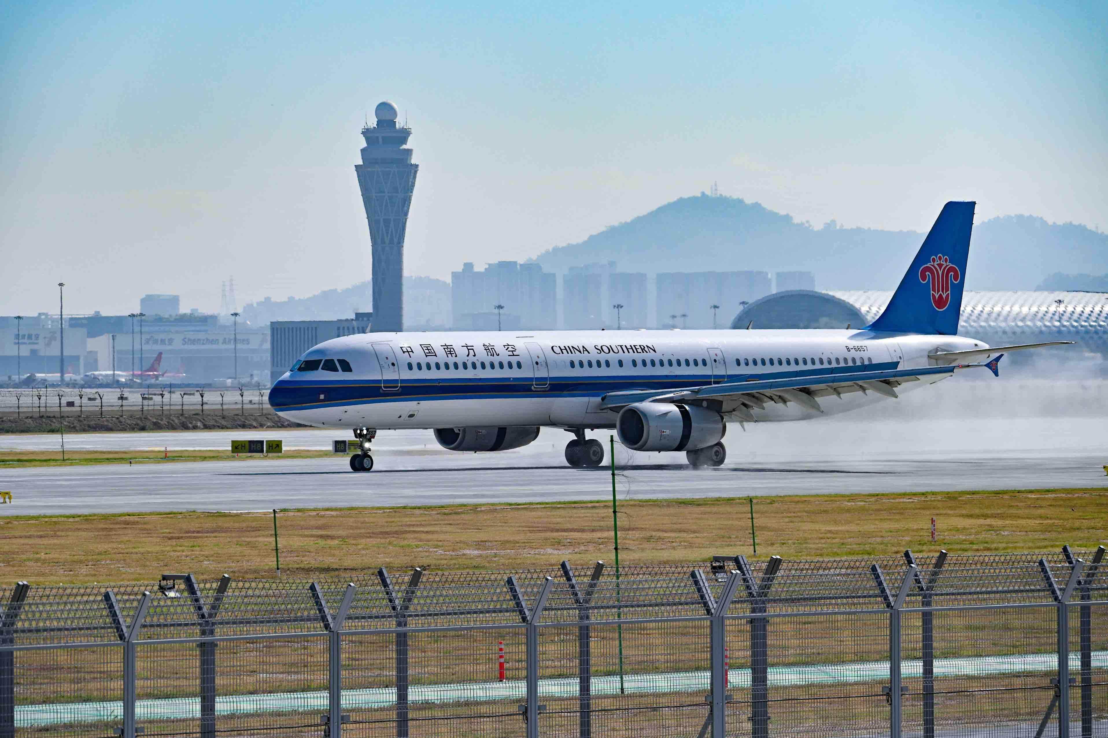 三跑道降落的首架运营航班 三跑道降落的首架运营航班