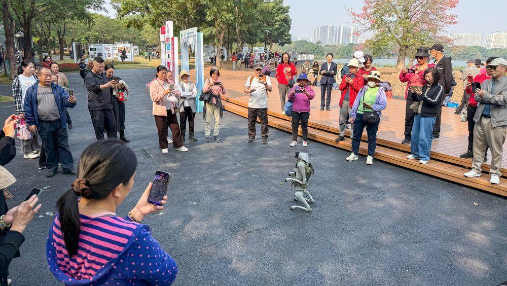 海珠湿地正在支持人工智能和数字经济产业落地应用,市民游客“打卡”公园内工作的智能巡逻狗 梁怿韬 摄 海珠湿地正在支持人工智能和数字经济产业落地应用,市民游客“打卡”公园内工作的智能巡逻狗 梁怿韬 摄