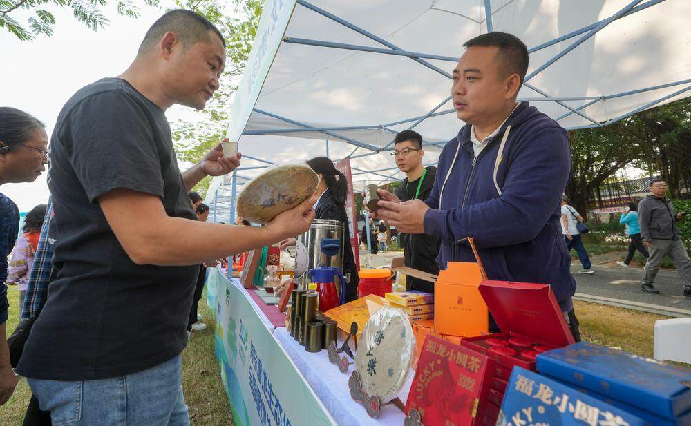 市民游客在海珠湿地逛全国湿地生态产品市集 梁怿韬 摄 市民游客在海珠湿地逛全国湿地生态产品市集 梁怿韬 摄